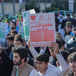 اسلامی جمیعت طلباء کا دیر میں طلباء کے حقوق کے لیے مارچ